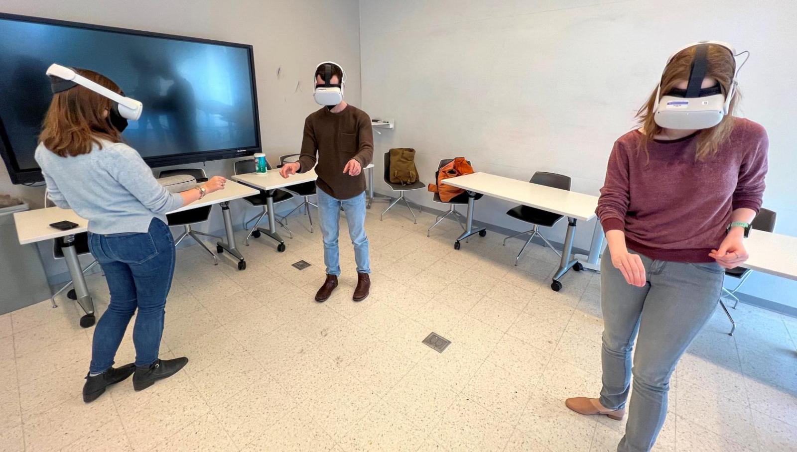 VR 헤드셋을 착용하고 가상 현실에서 의료 절차를 연습하는 세 명의 학생