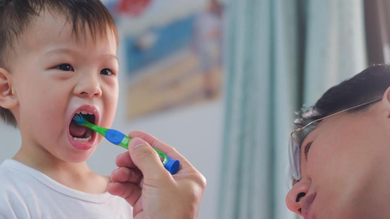 Brushing top infant teeth