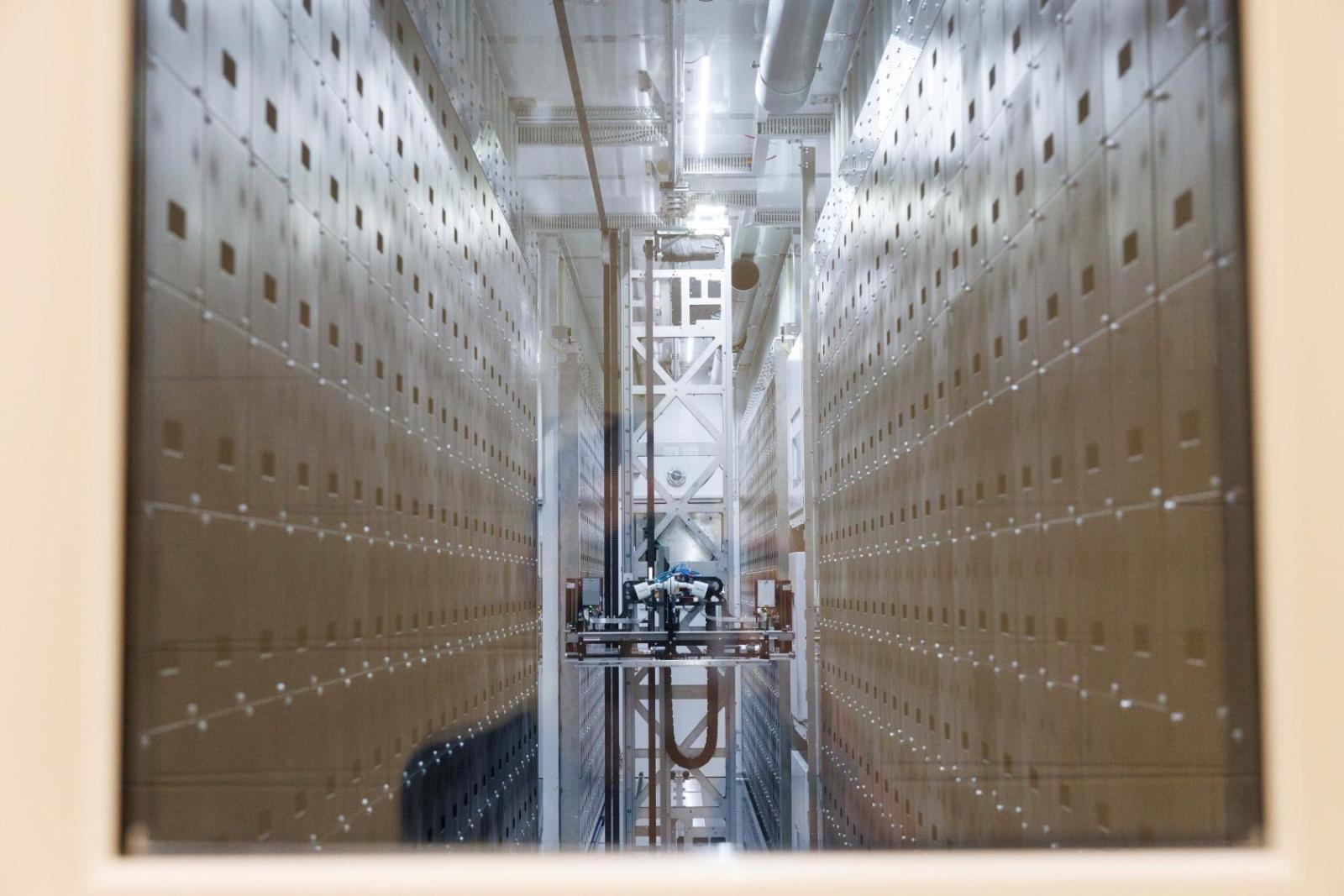robot handling samples inside container