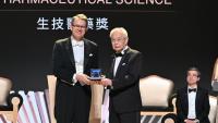 Michel Sadelain accepts Tang prize at ceremony