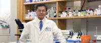 HIV/AIDS researcher David Ho in the laboratory