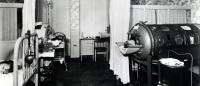 1950s photo of children with polio inside iron containers.